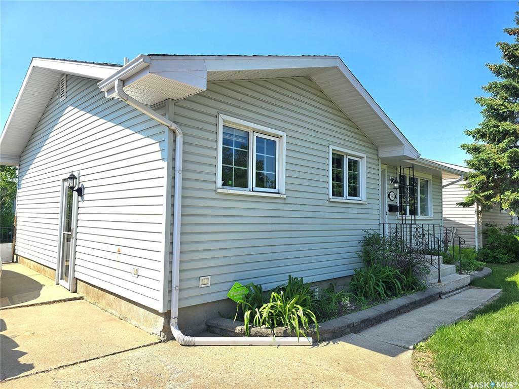 Property Photo: 3863 Miyo-Wâhkôhtowin Road SK S7L 5T1