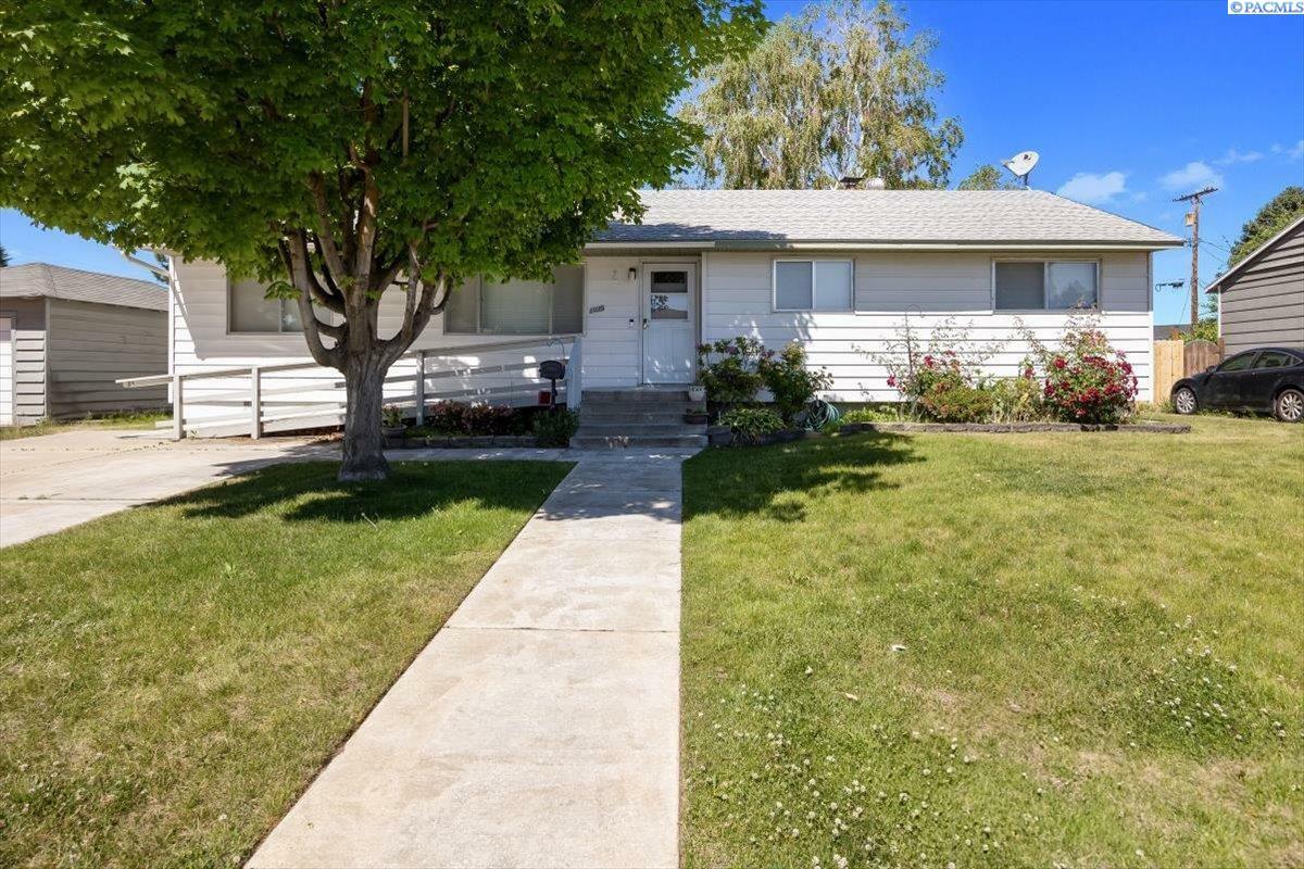 Property Photo: 1925 Everest Ave WA 99354