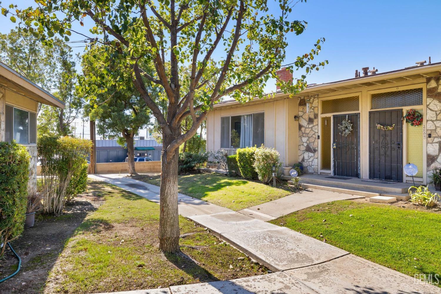 Property Photo: 2801 Oswell Street CA 93306
