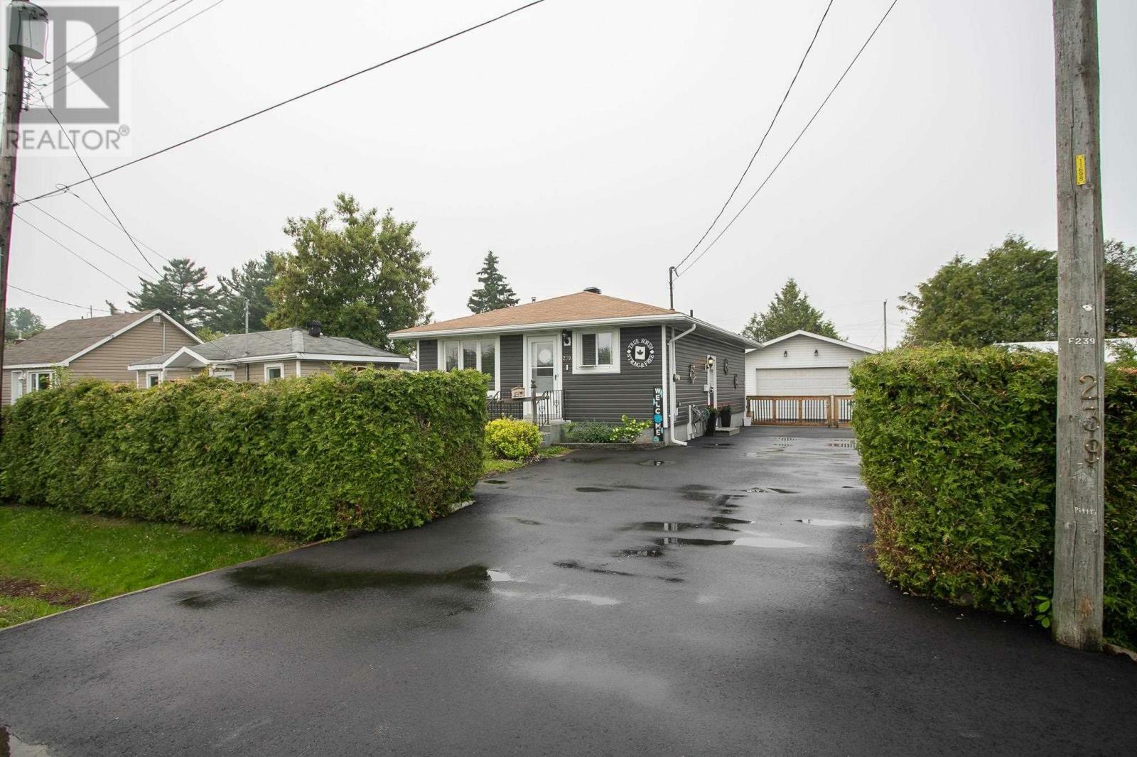 Photo de la propriété: 239 Selby Rd ON P6C 2P6