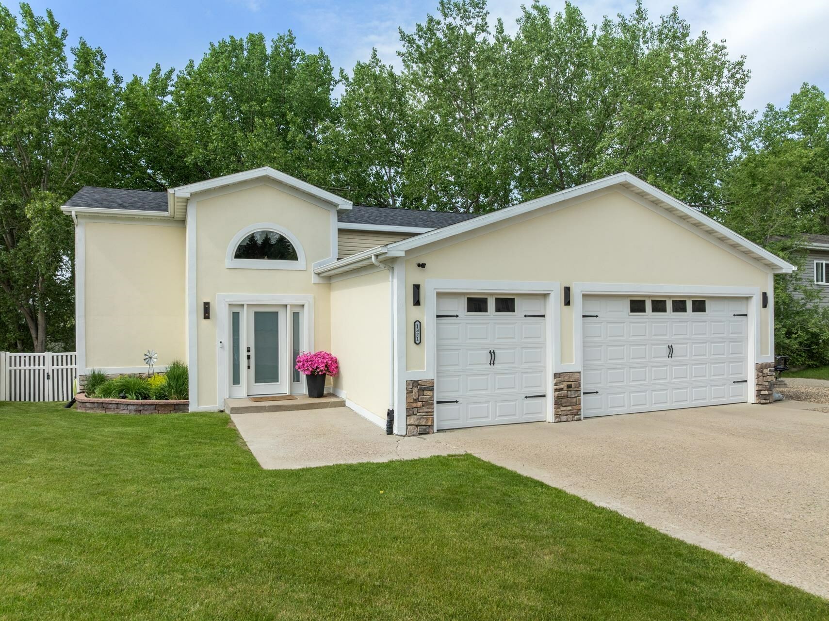 1321 Golden Valley Lane  Minot ND 58703 photo