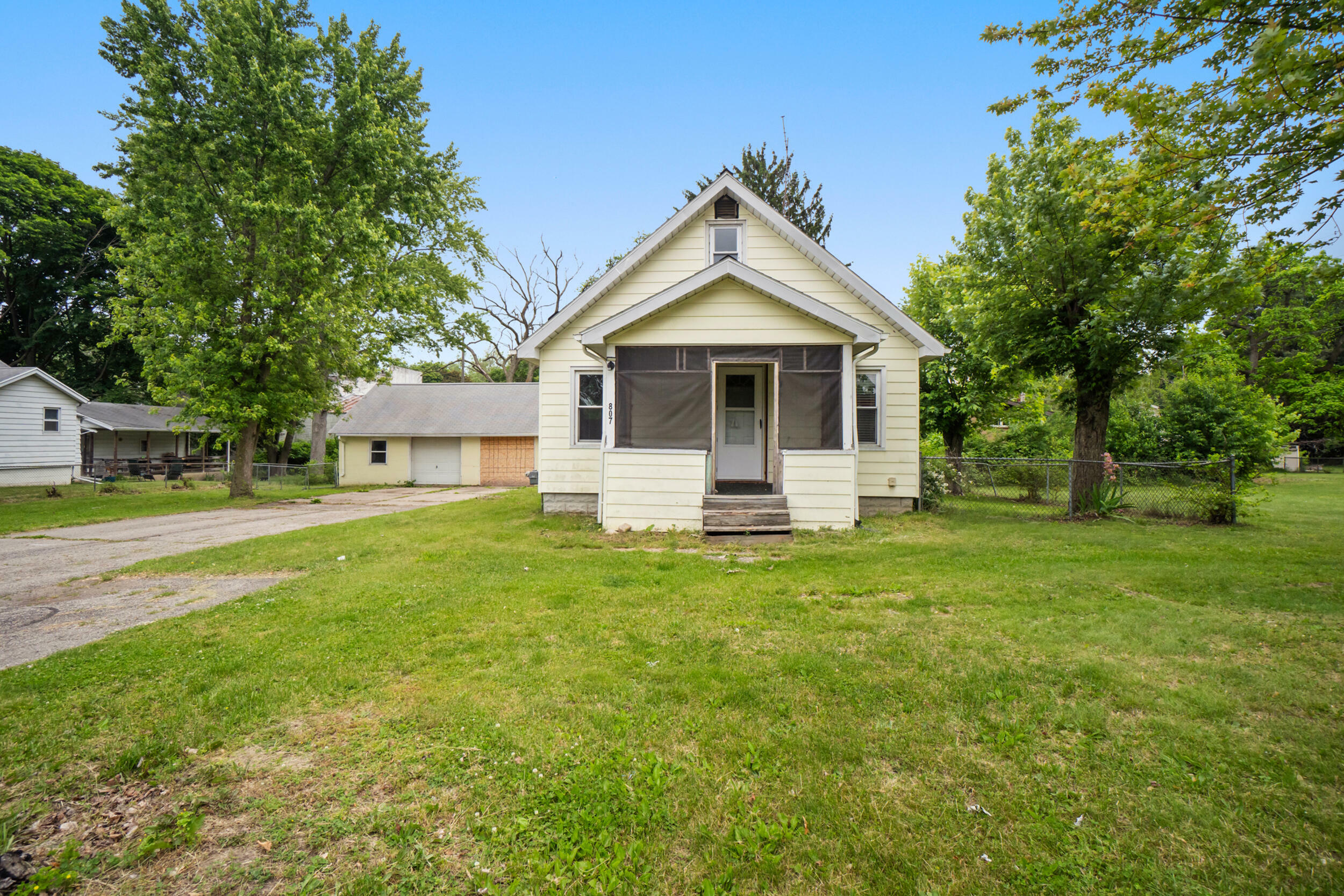 Property Photo: 807 Winifred Street MI 49202