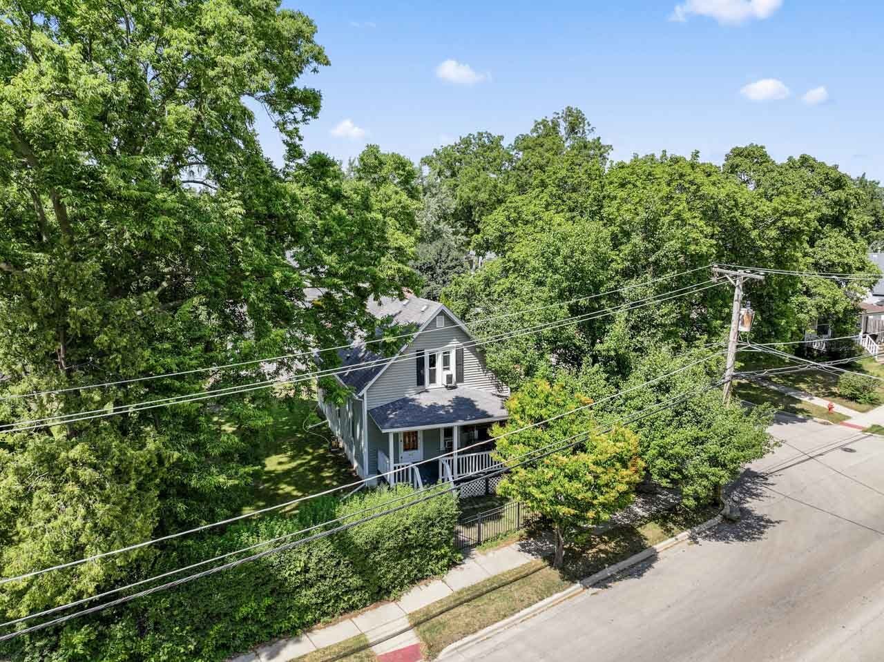 Property Photo: 952 Larkin Avenue IL 60123