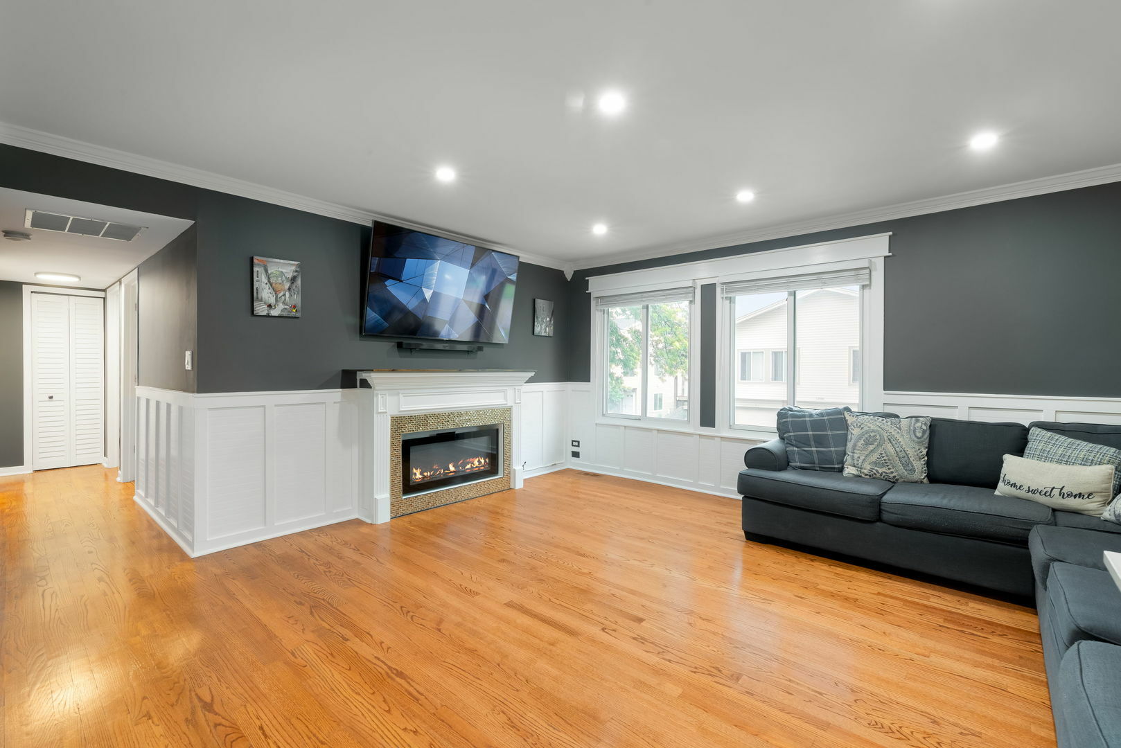 Property Photo: 1355 Kingsbury Drive 1 IL 60133
