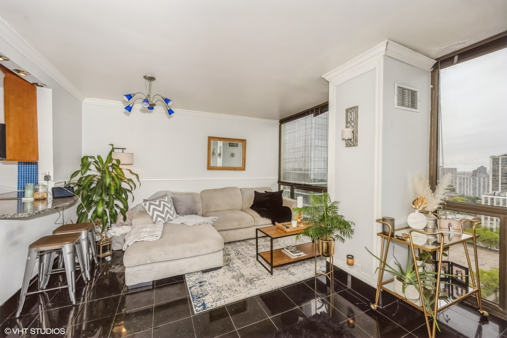 Property Photo: 4343 N Clarendon Avenue 2118 IL 60613