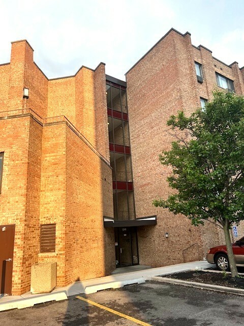 Property Photo: 5348 N Cumberland Avenue 204 IL 60656