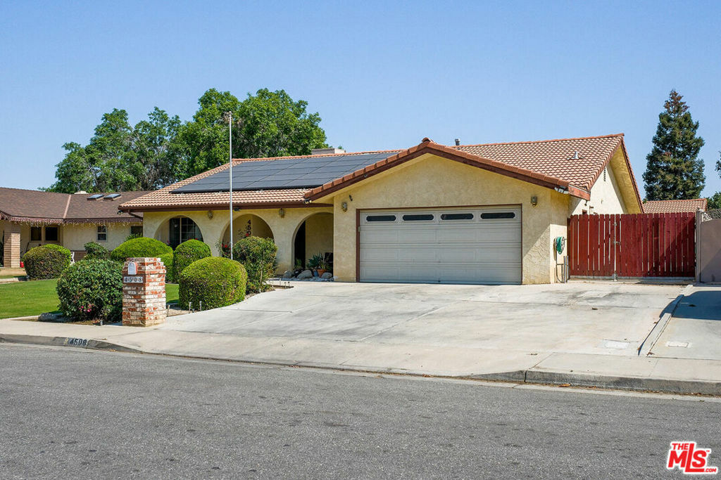 Property Photo: 4508 Glengary Place CA 93313