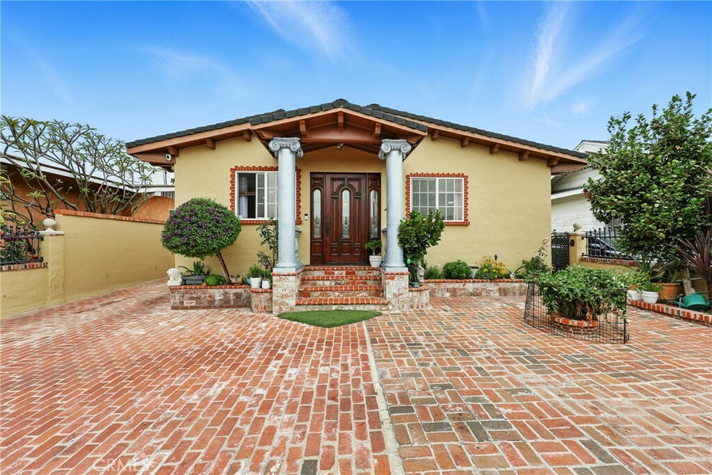 Property Photo:  1729 W 51st Place  CA 90062 