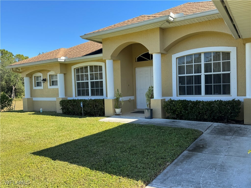 Property Photo: 1108 Lee Avenue FL 33972