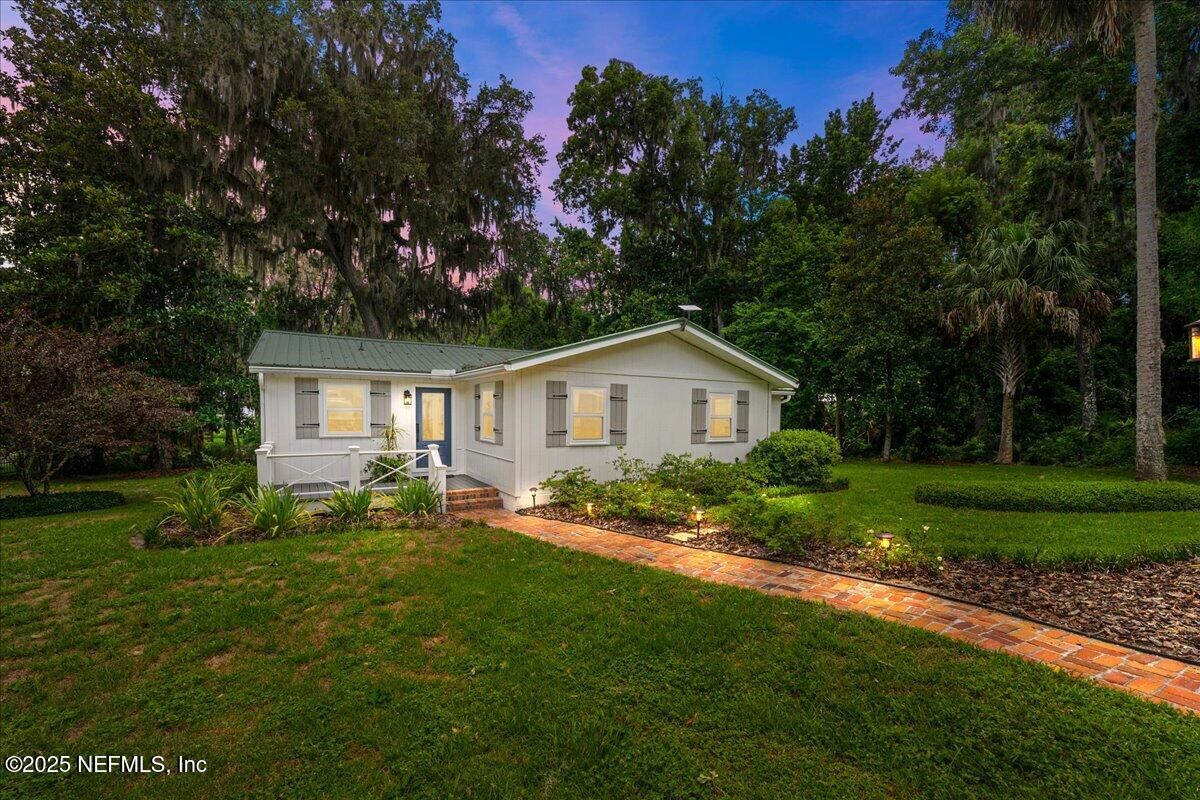 Property Photo: 107 Morningstar Lane FL 32177