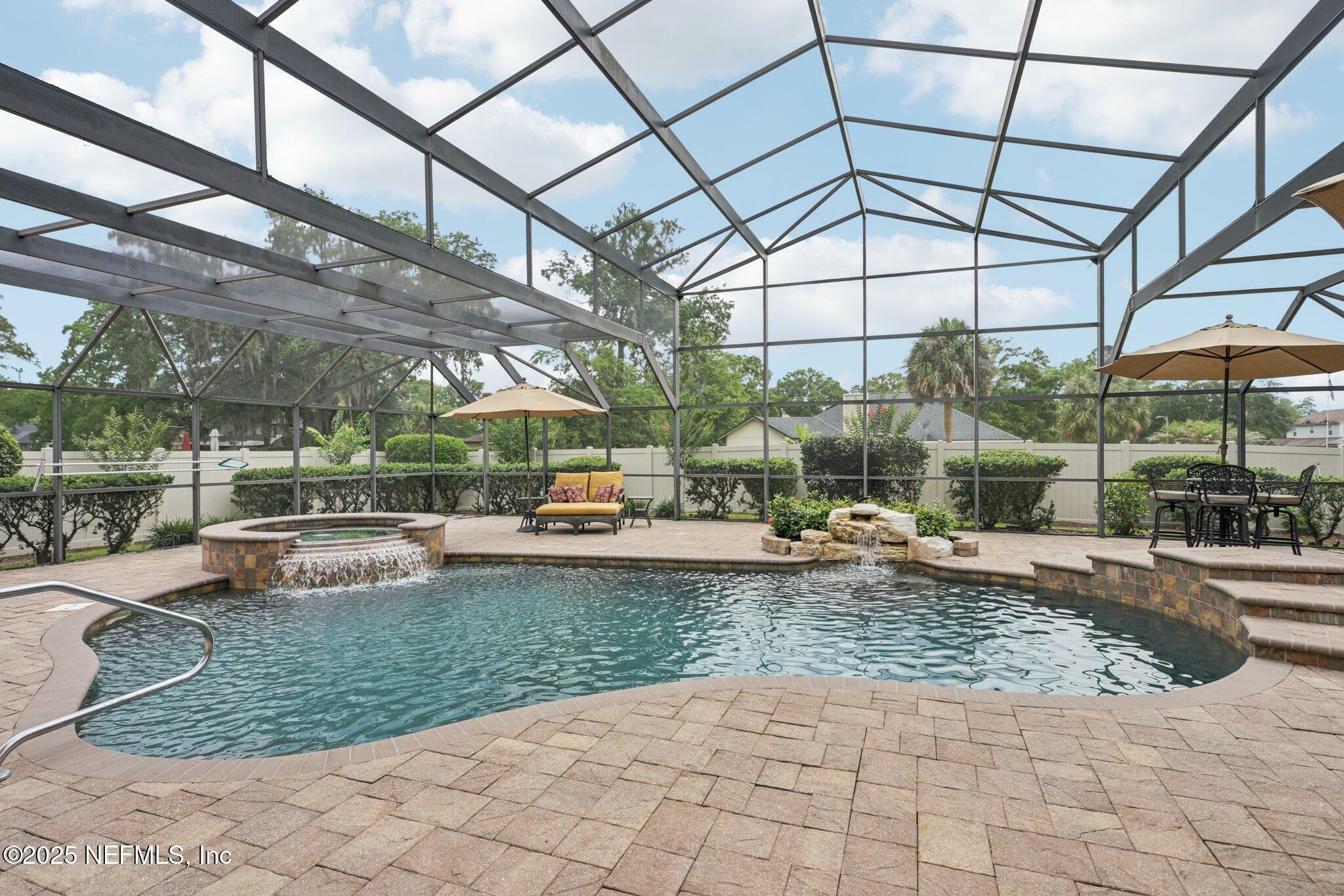 Property Photo: 1816 Lakedge Drive FL 32068
