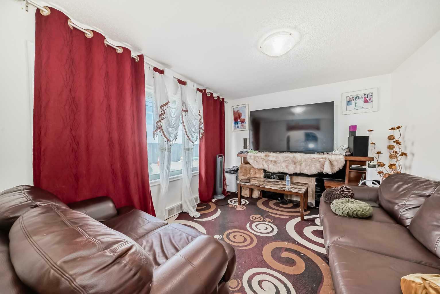 Property Photo: 927 Renfrew Drive AB T2E 5H8
