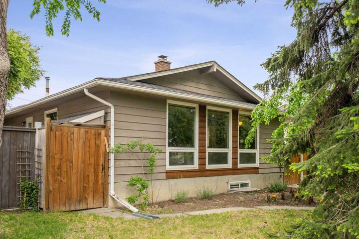 Property Photo:  220 72 Avenue NE  AB T2K 0N9 