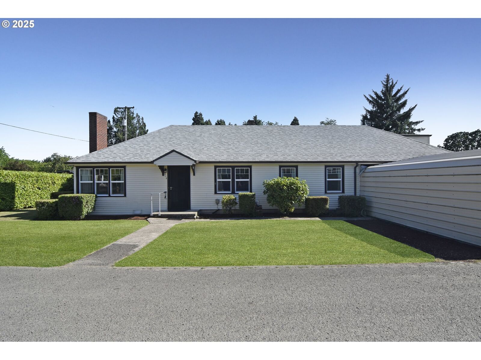 Property Photo: 210 Holeman Ave OR 97404