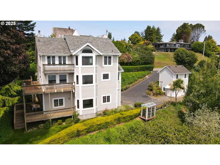 Property Photo: 1368 Bayview St OR 97459