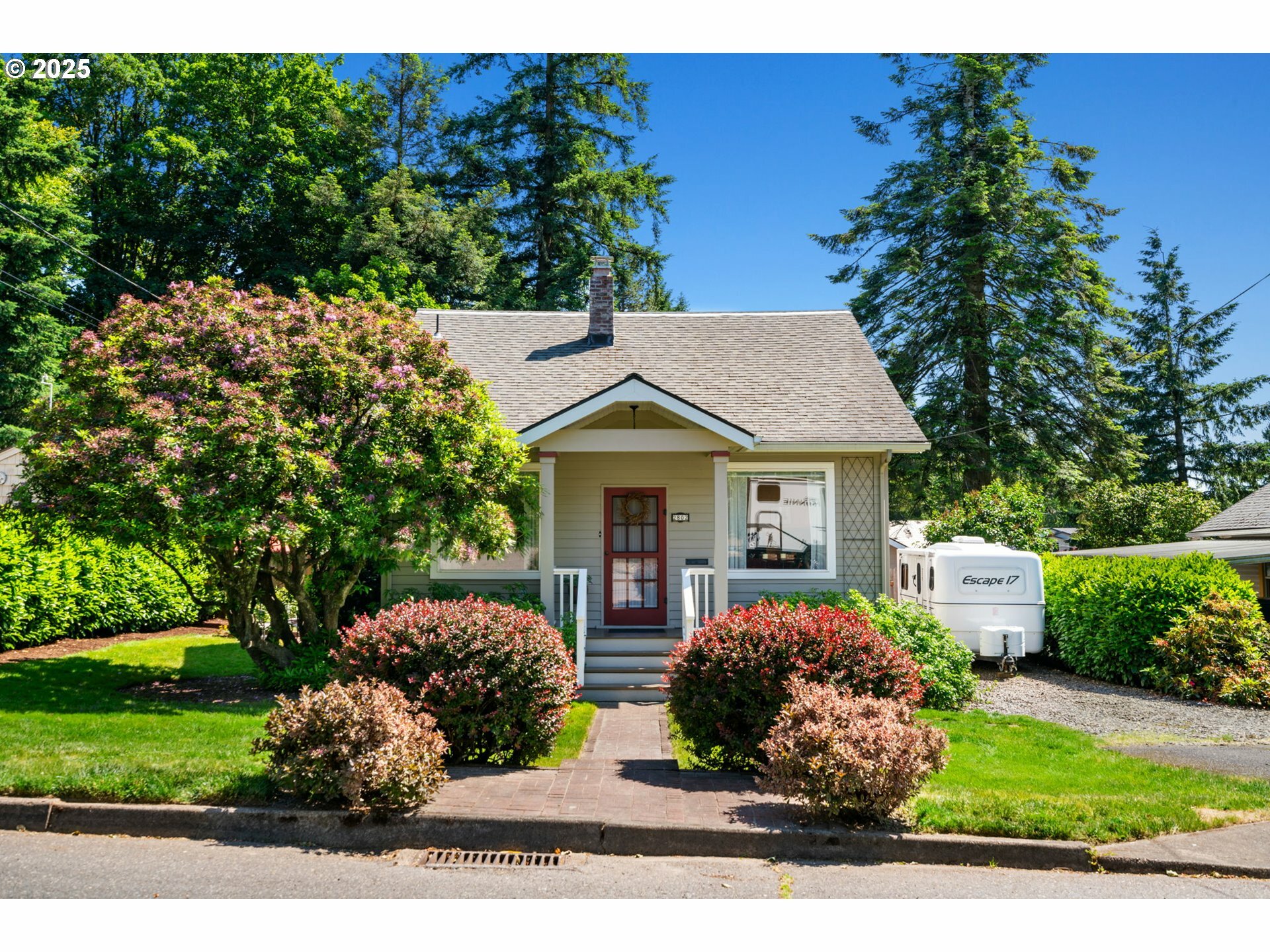 Property Photo:  2802 SW Miles St  OR 97219 