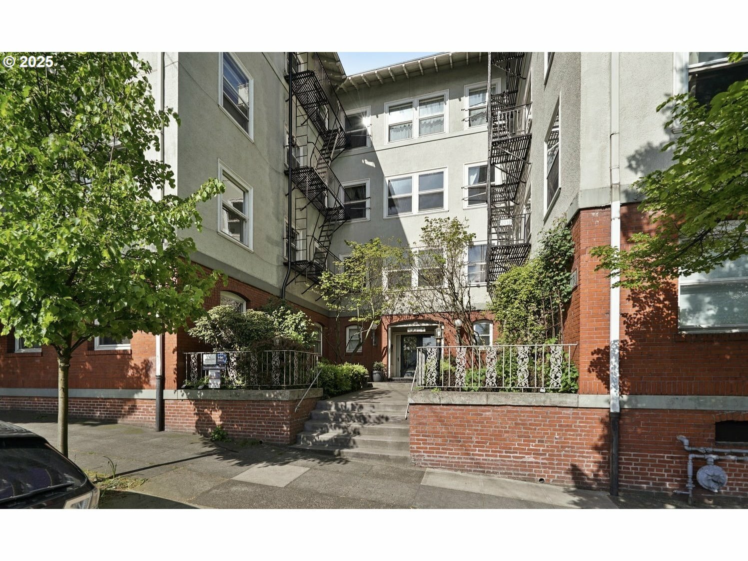 Property Photo:  731 SW King Ave  OR 97205 
