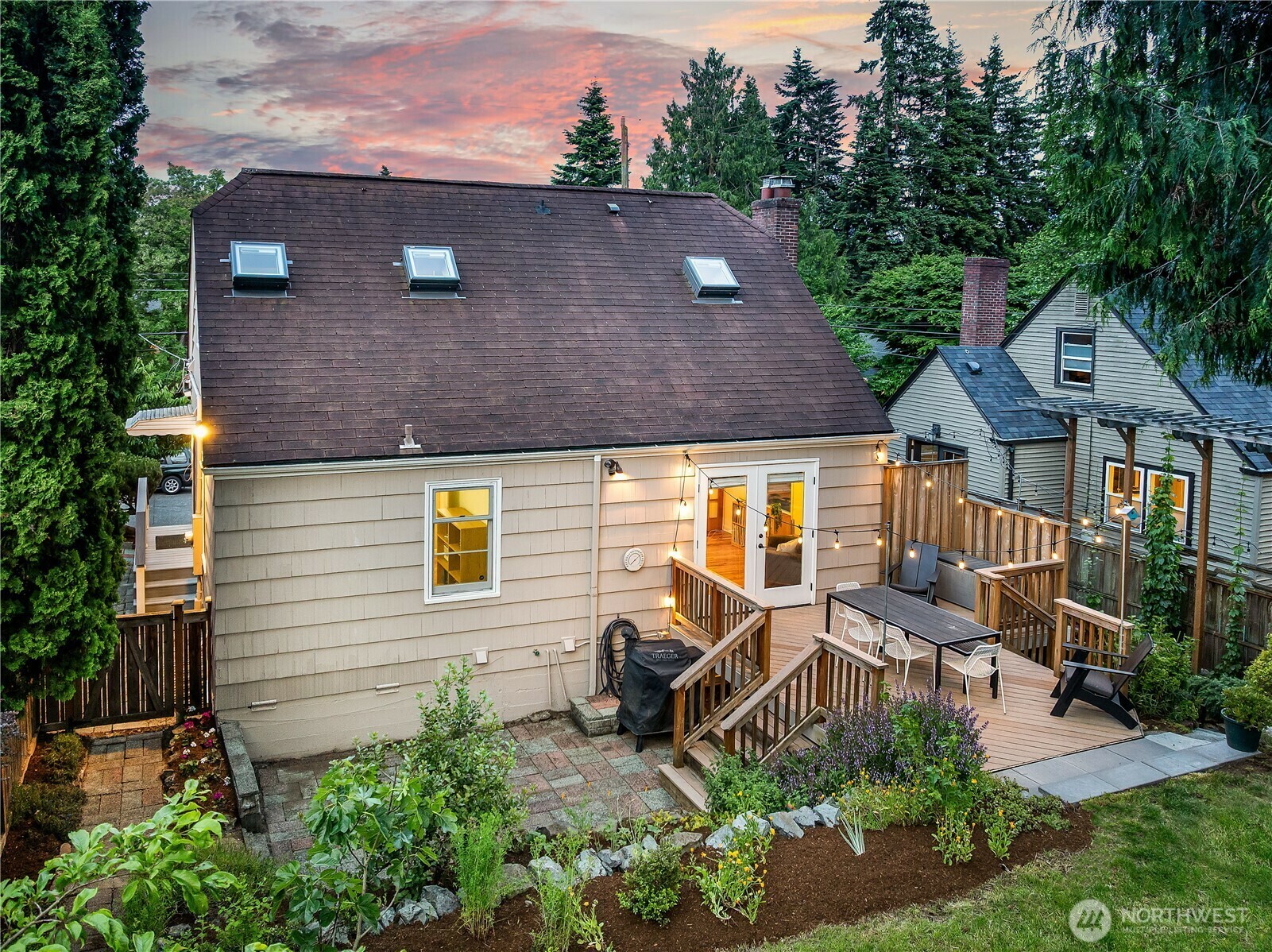 Property Photo: 5725 39th Avenue NE WA 98105