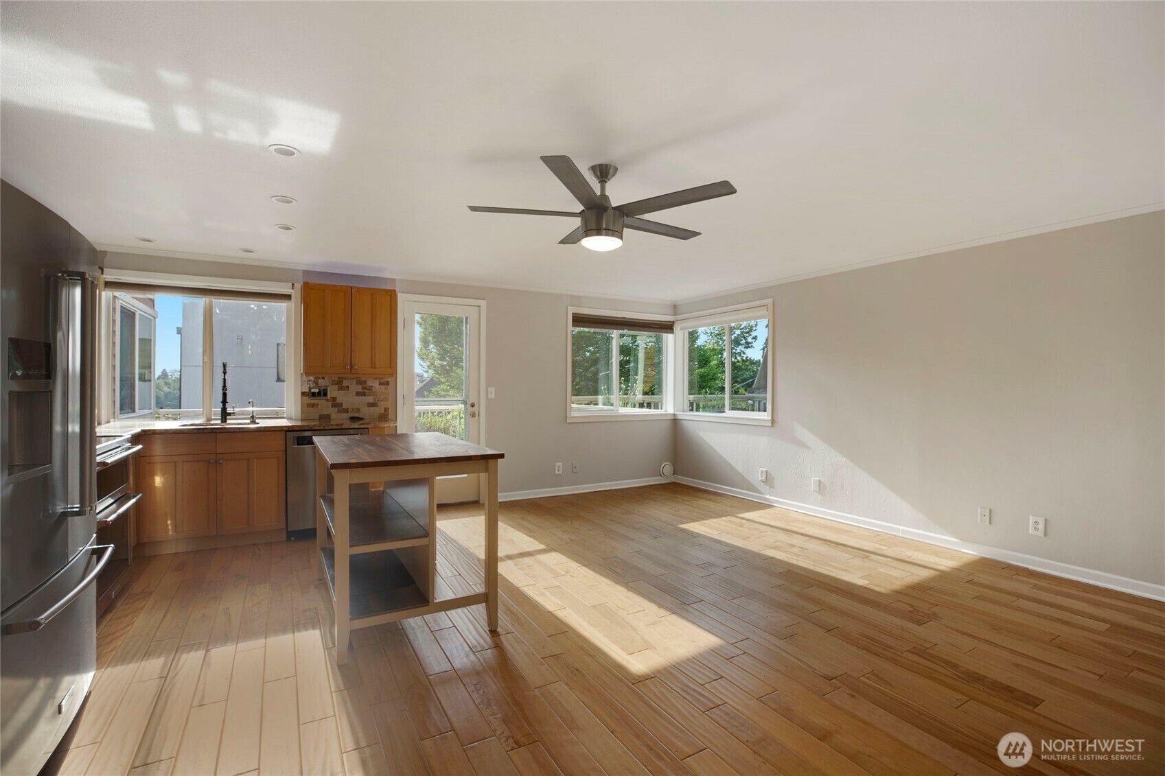 Property Photo: 2400 E Howell Street G WA 98122