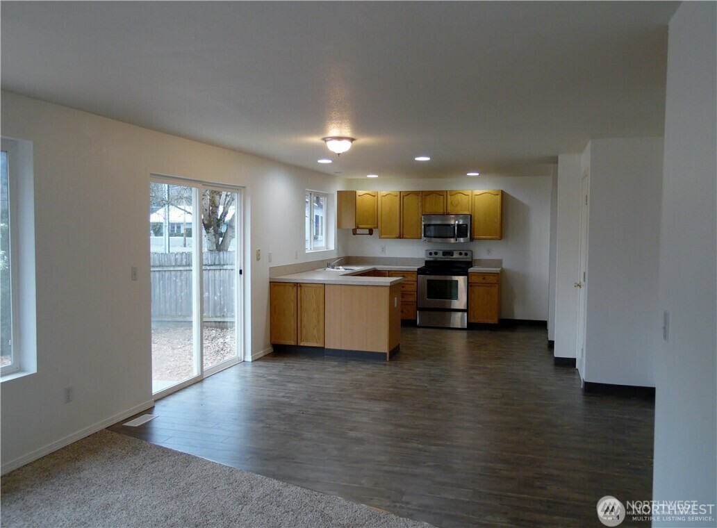 Property Photo: 1998 Meadowood Loop WA 98674