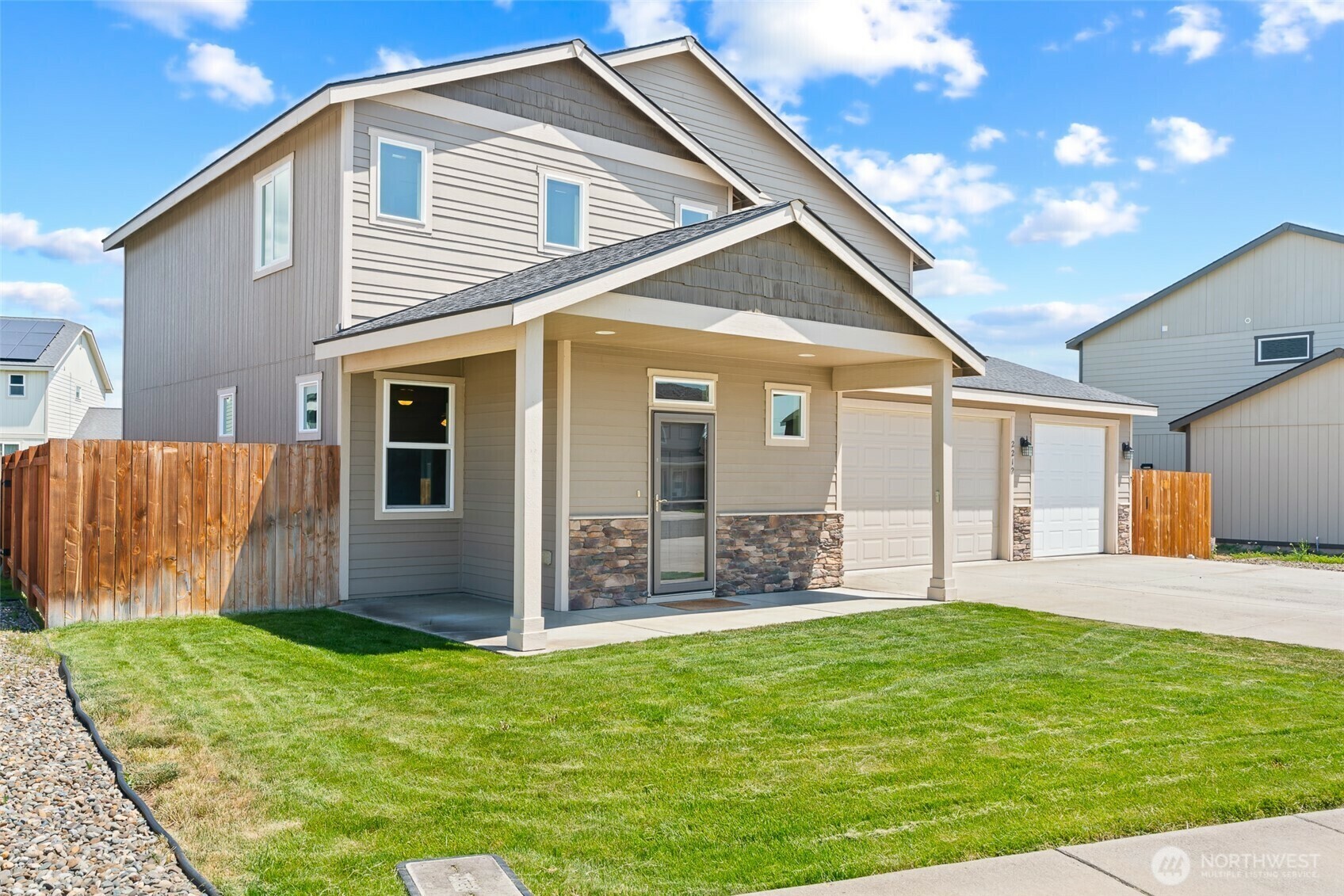 Property Photo: 2212 N Creeksedge Way WA 98926