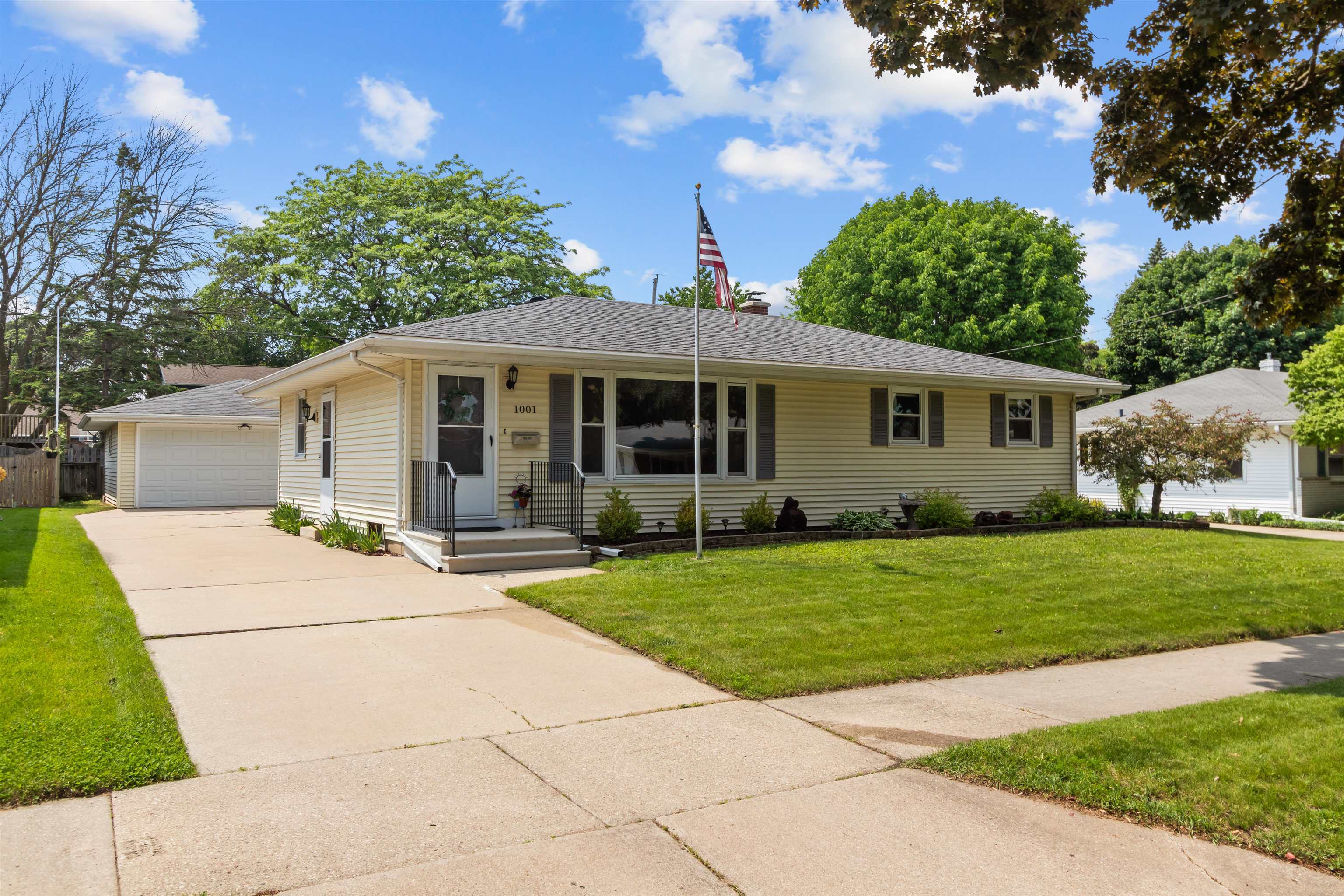 Property Photo: 1001 S Matthias Street WI 54915-3605