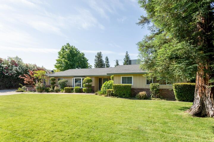 Property Photo:  450 West Alluvial Avenue  CA 93611 