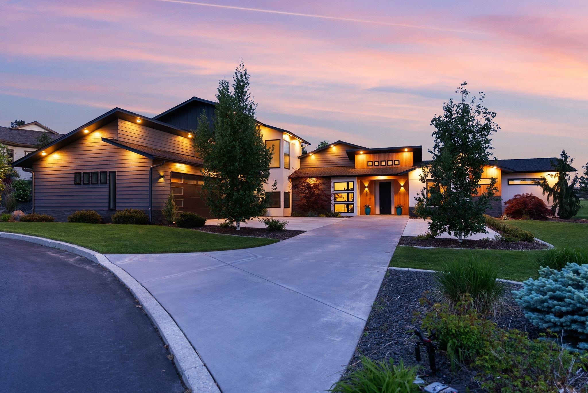 Property Photo: 375 N Kennewick Ln WA 99019