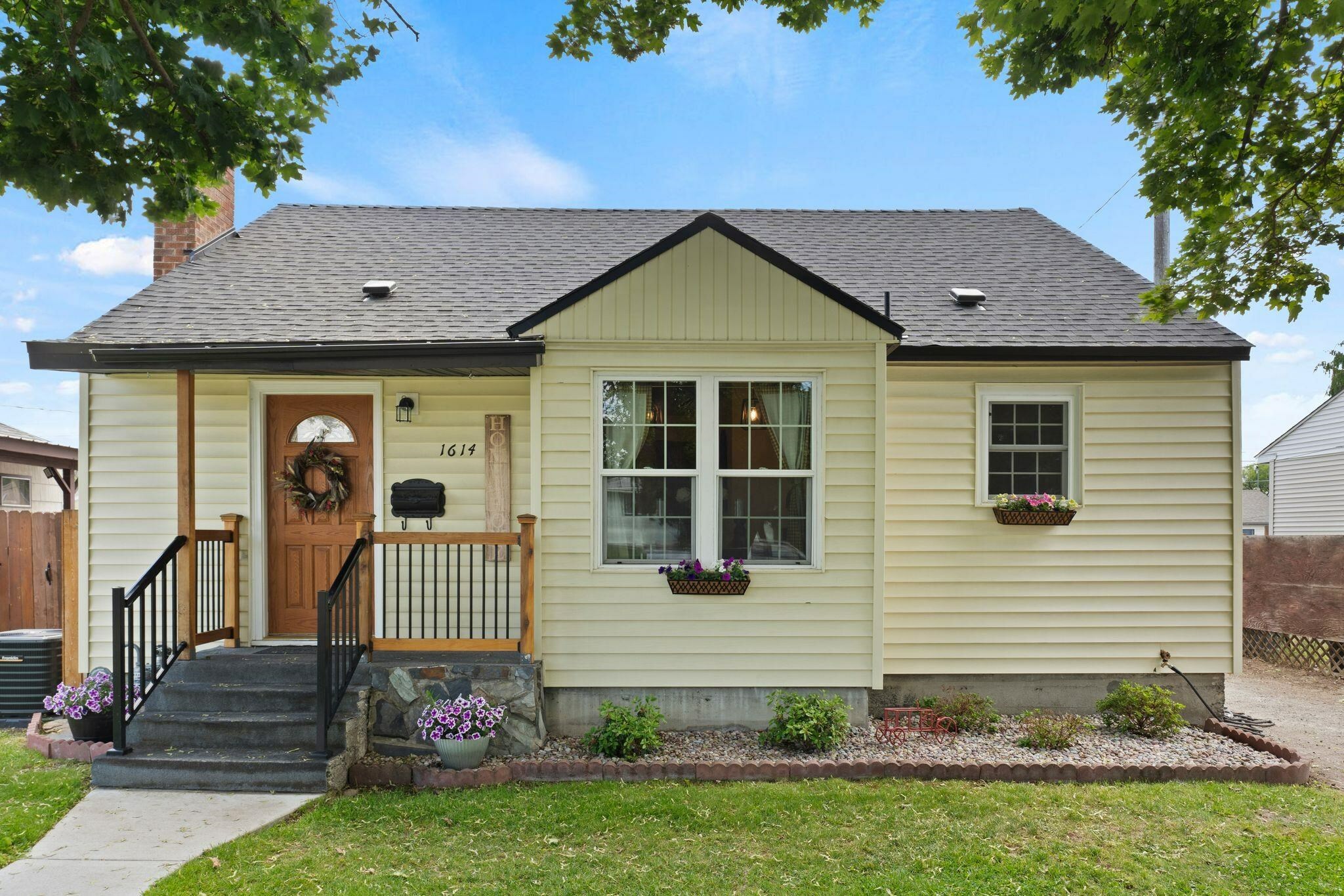 Property Photo: 1614 E Rich Ave WA 99207