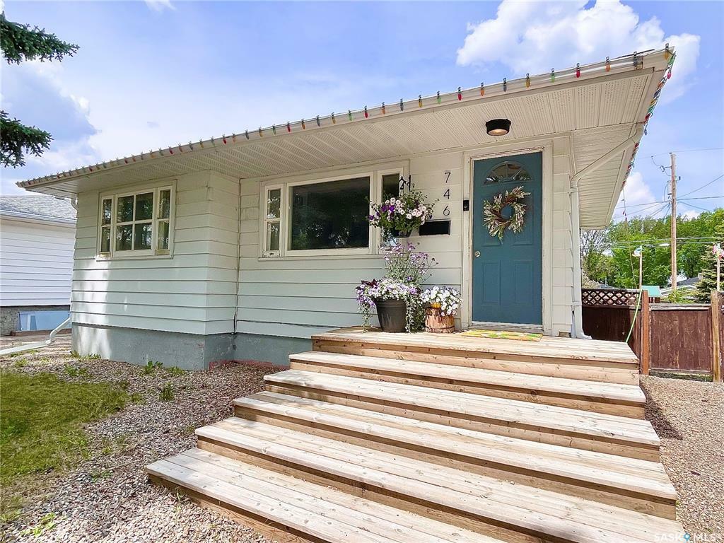 Property Photo: 746 Grandview Street W SK S6H 5L6
