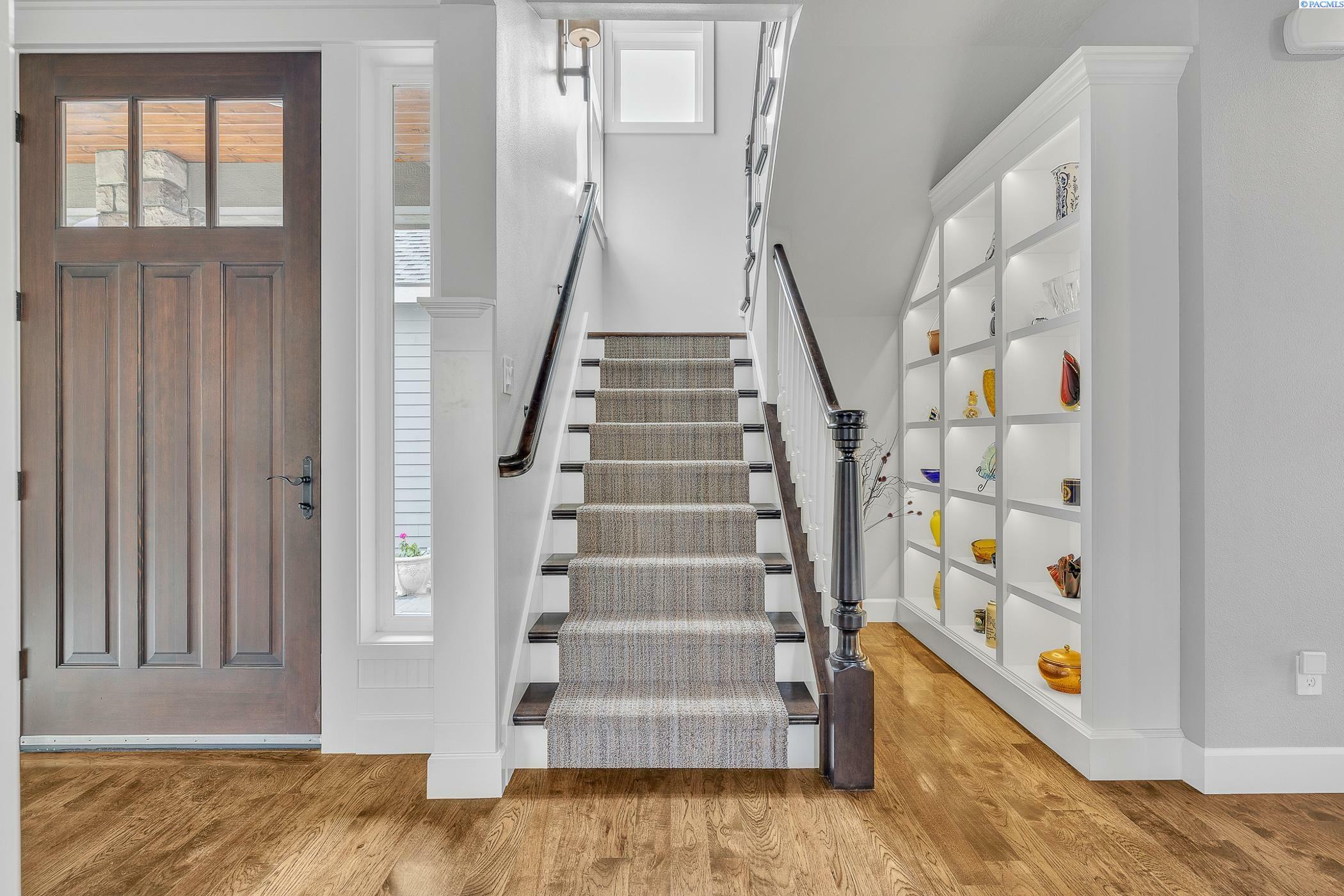 Property Photo: 683 Isola Vista Ct. WA 99352