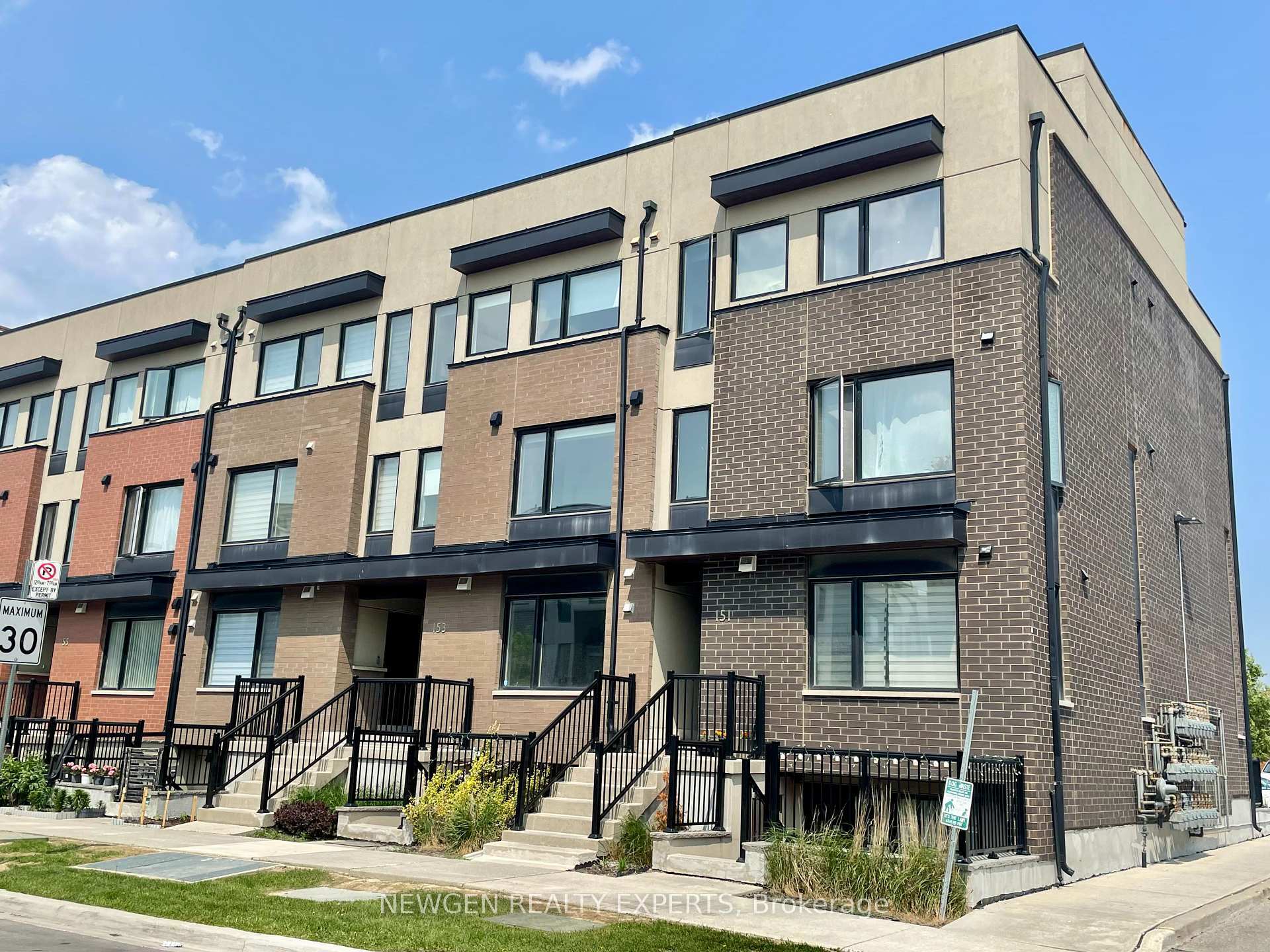 Photo de la propriété: 153 William Duncan Road 4 ON M3K 0B9