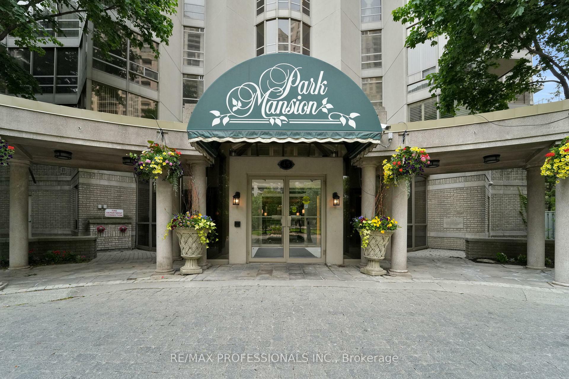 Property Photo: 45 Kingsbridge Garden Circle 905 ON L5R 3K4