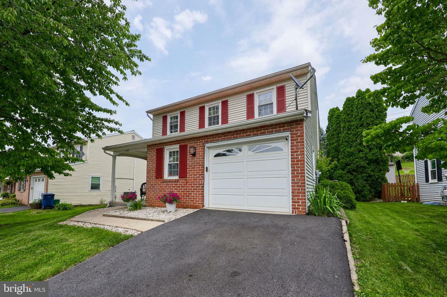 Property Photo: 216 Linda Terrace PA 17522