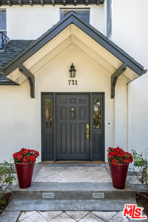 Property Photo:  731 S Longwood Ave  CA 90005 