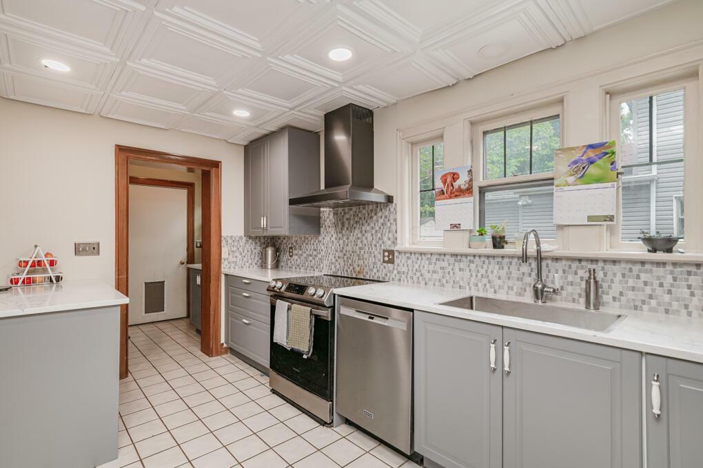 Property Photo:  979 S Cassingham Road  OH 43209 