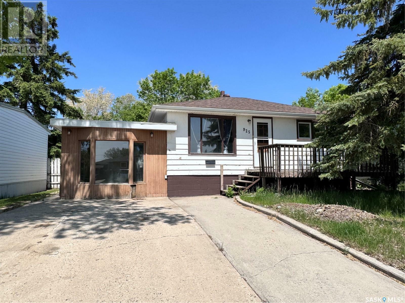 Property Photo: 925 Isabelle Street SK S4A 1R4
