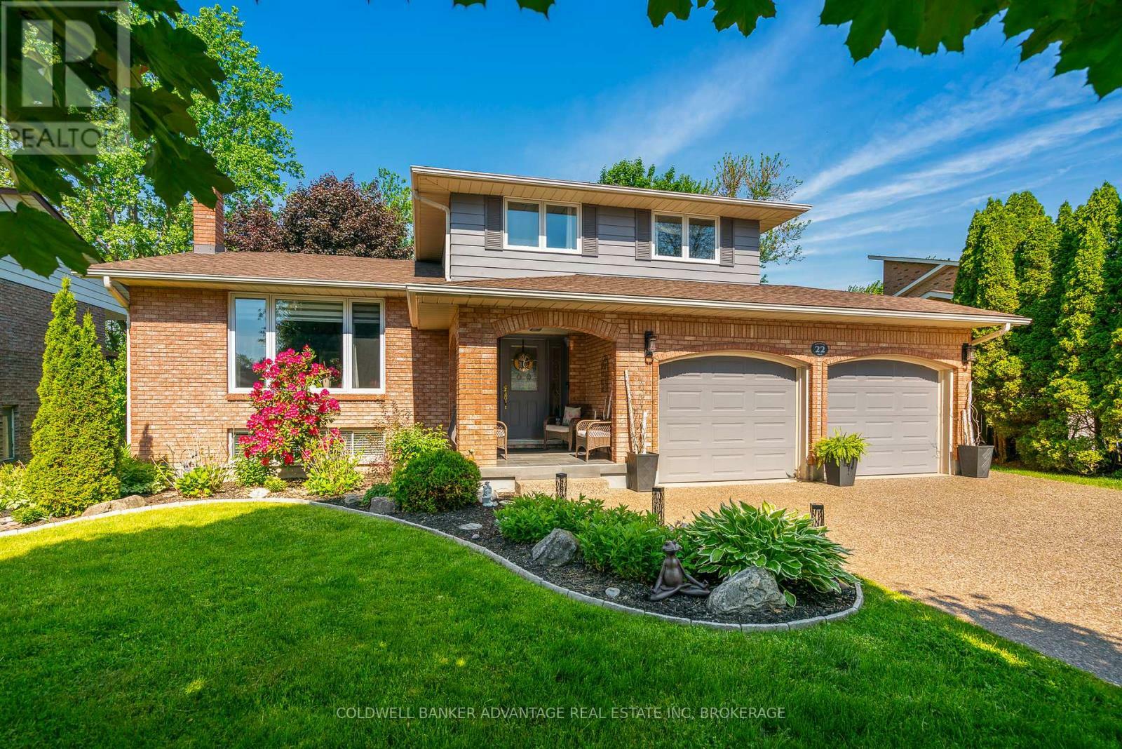 Property Photo: 22 Vinemount Drive ON L0S 1E5