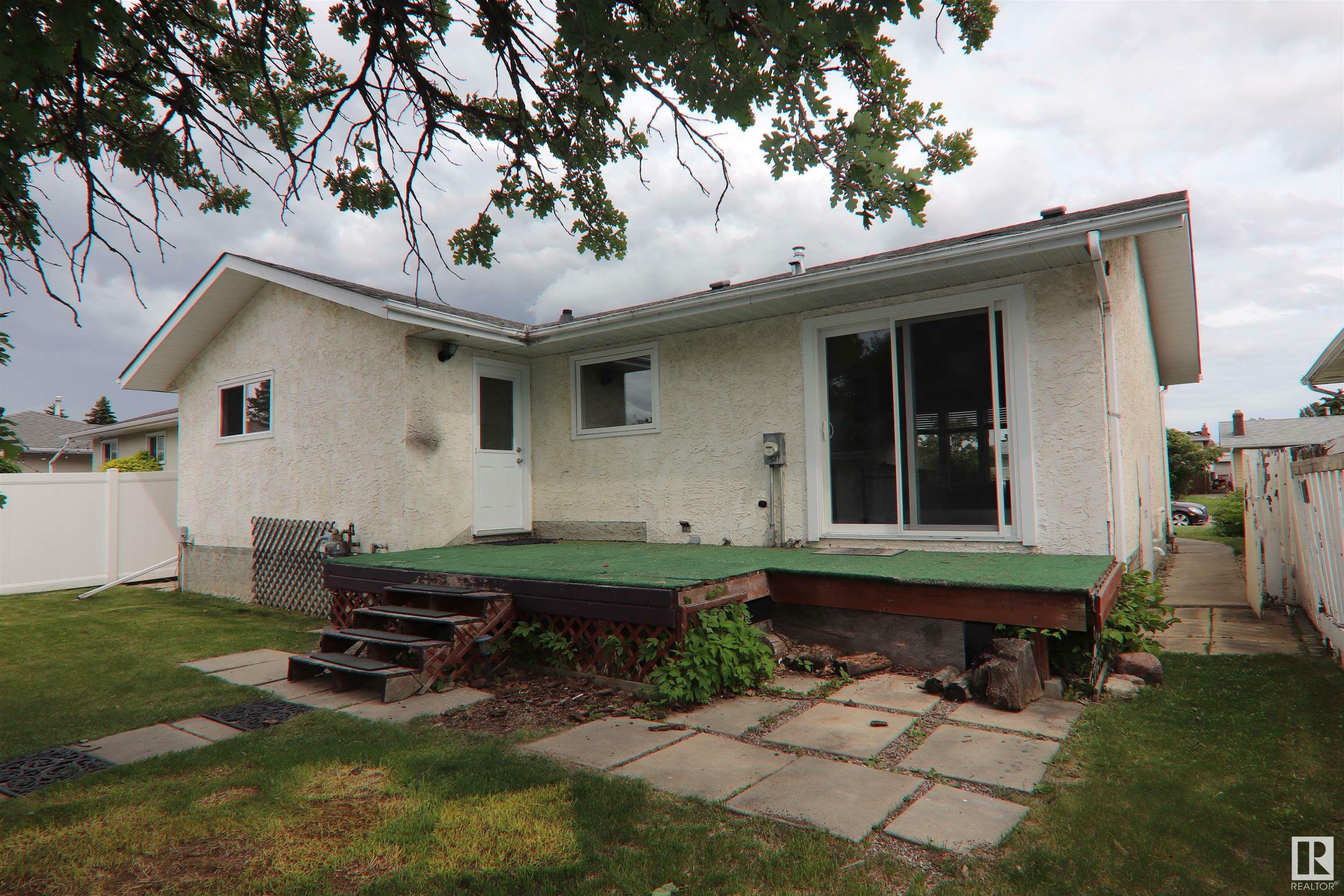 Property Photo: 98 Waverley Crescent AB T7X 1P3