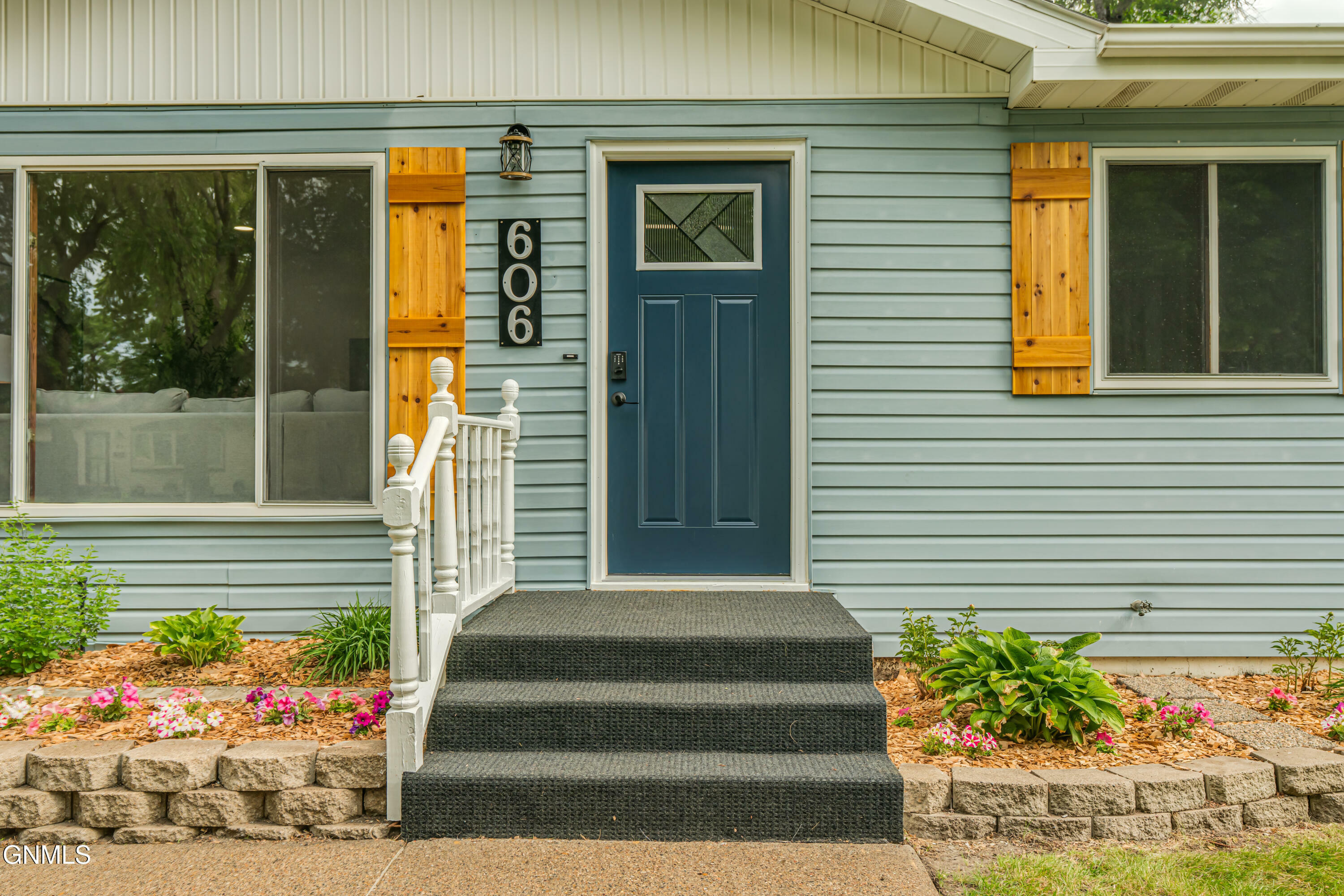 Property Photo:  606 Turnpike Avenue W  ND 58501 