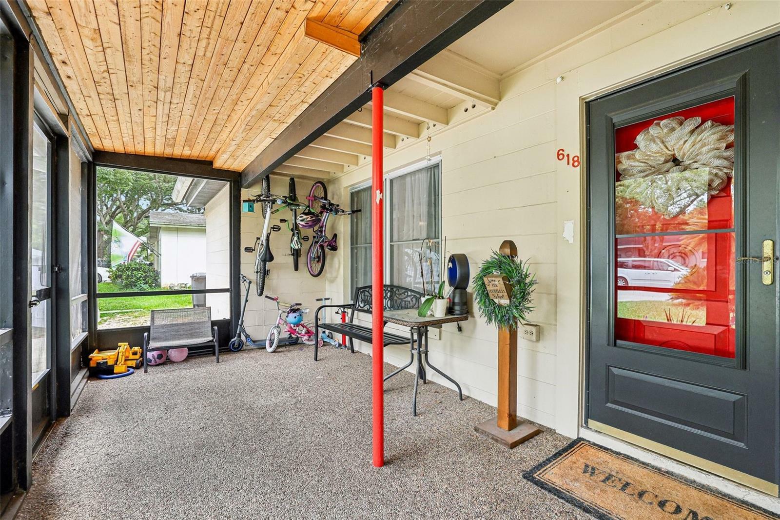 Property Photo: 618 Acapulca Way FL 32714