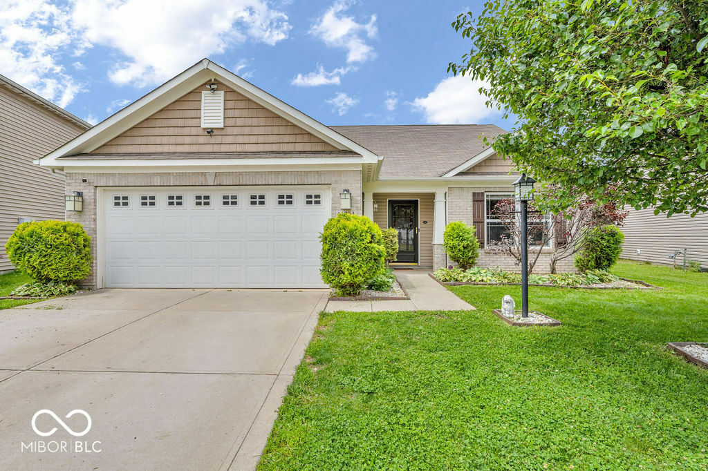 Property Photo: 11254 N Sashing Way IN 46157