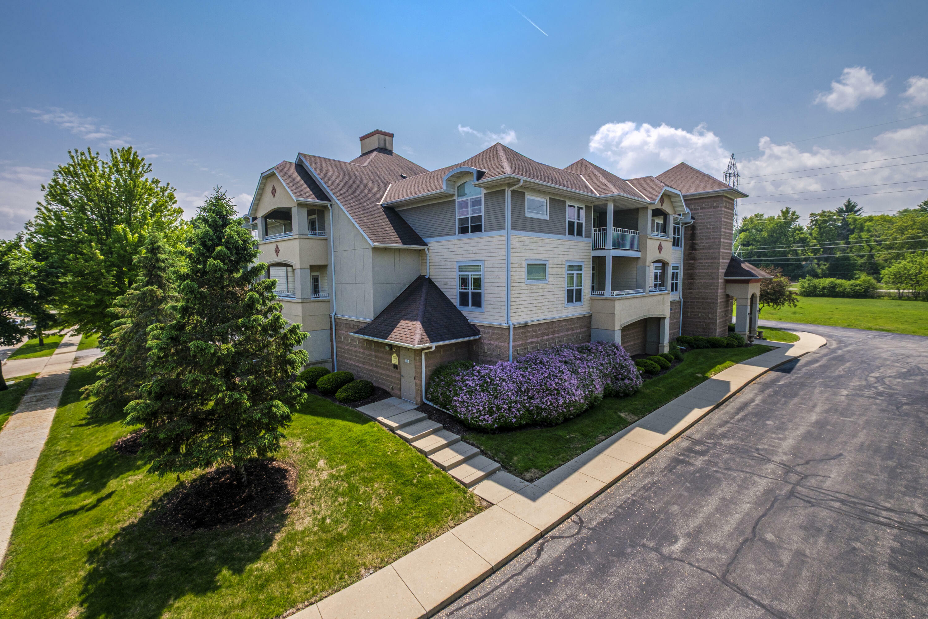 Property Photo: 213 S Main St 302 WI 53092