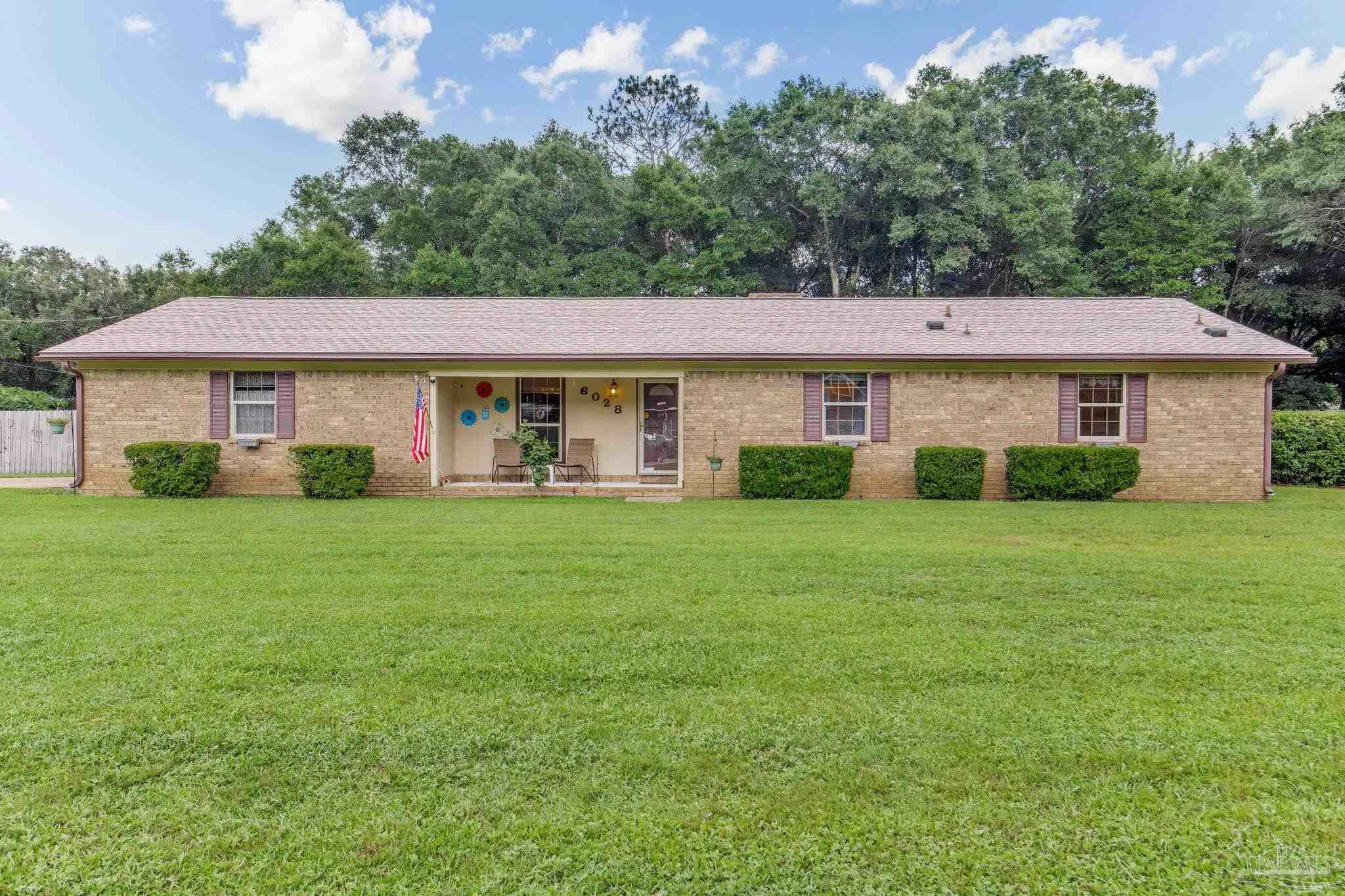 Property Photo: 6028 Laurelwood Dr FL 32570