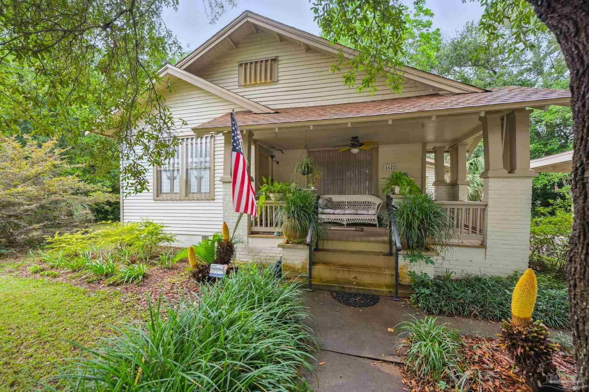 Property Photo: 1622 E Lee St FL 32503
