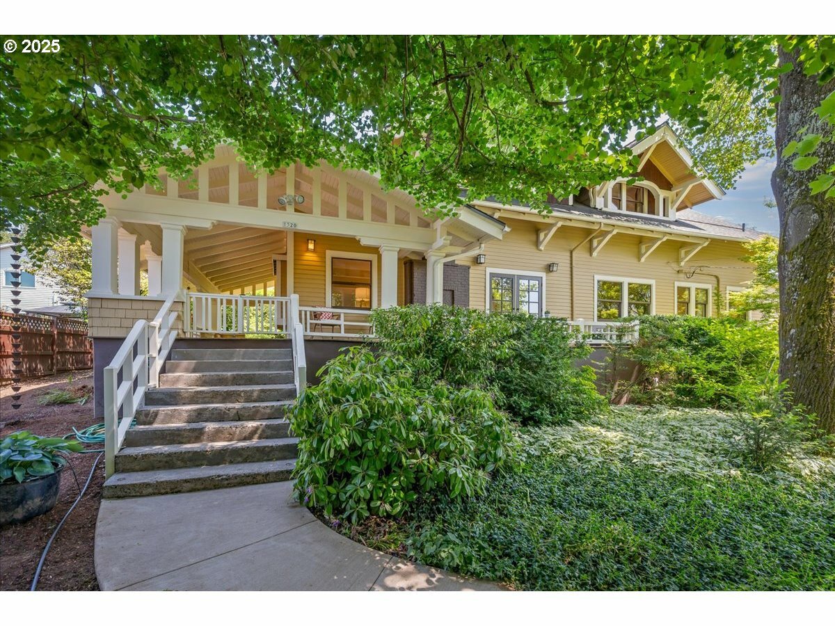 Property Photo: 1520 SE 54th Ave OR 97215