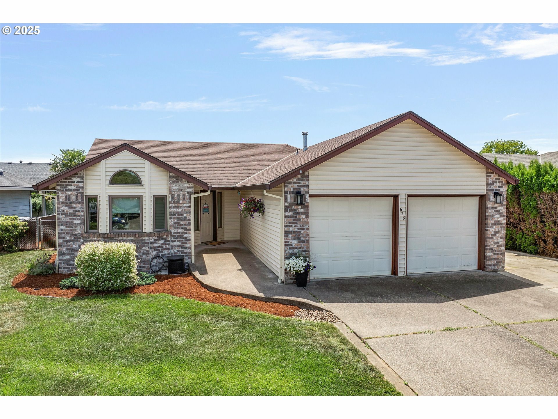 Property Photo: 625 SE 7th Pl OR 97013