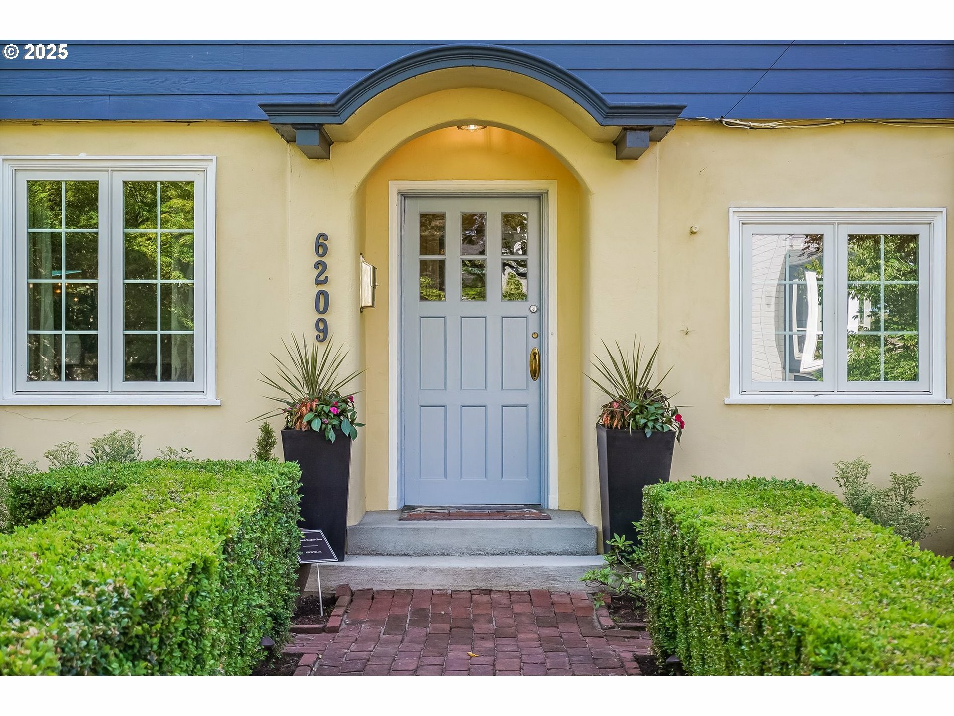 Property Photo: 6209 SE 13th Ave OR 97202