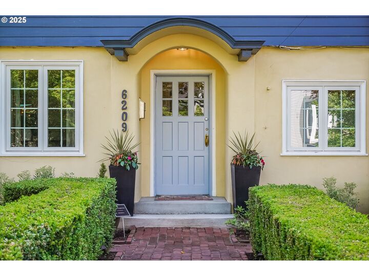 Property Photo: 6209 SE 13th Ave OR 97202