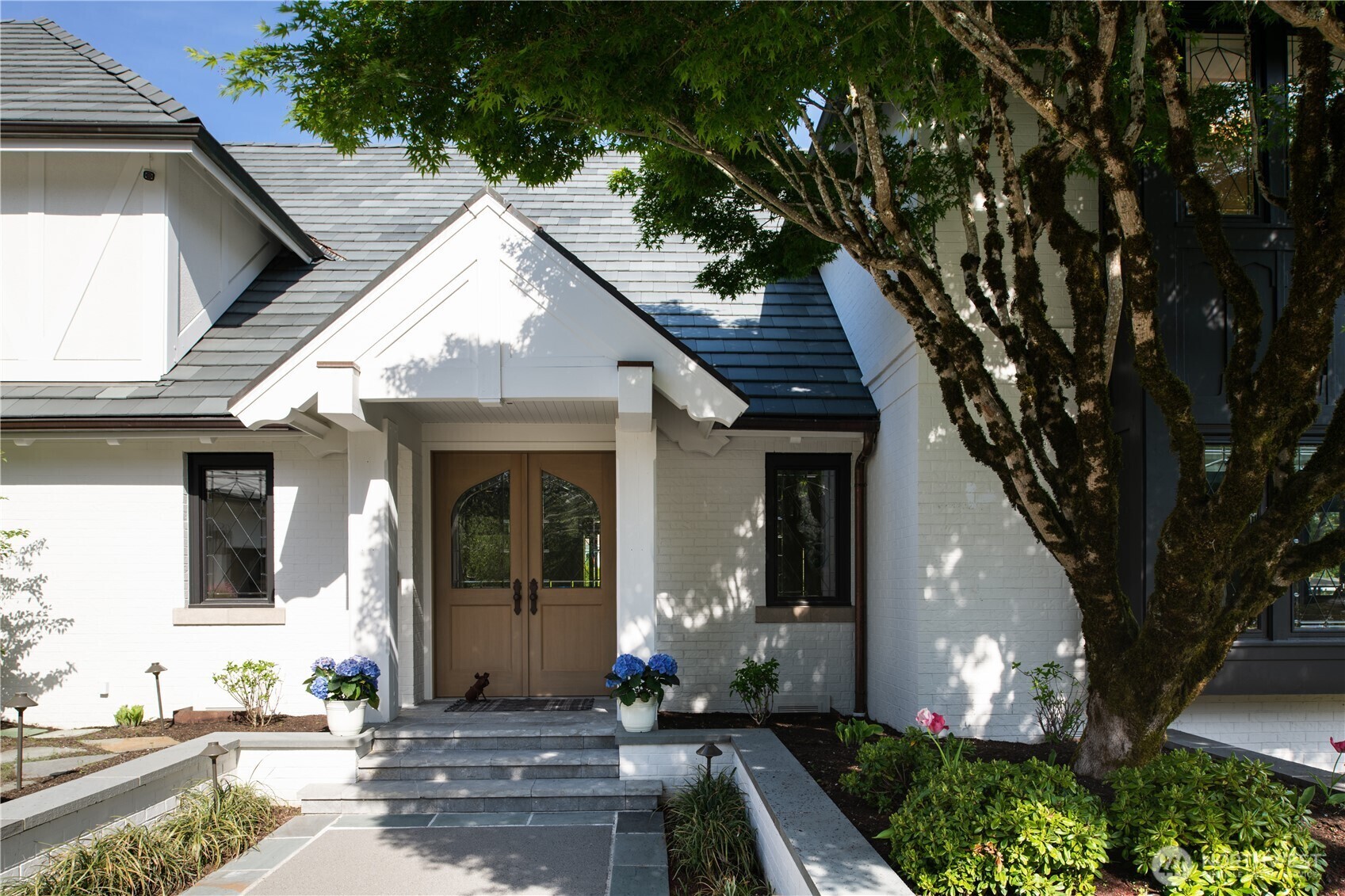 Property Photo: 8580 Hunts Point Lane WA 98004